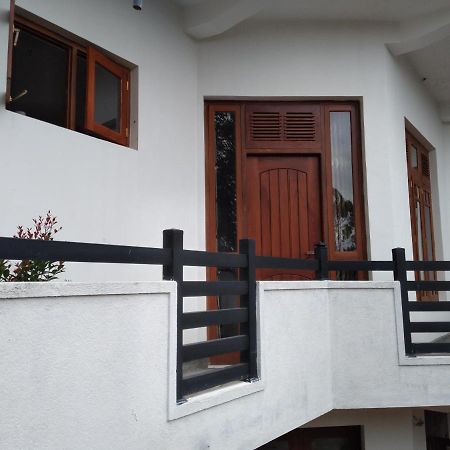 Holly House Homestay Елла Екстер'єр фото