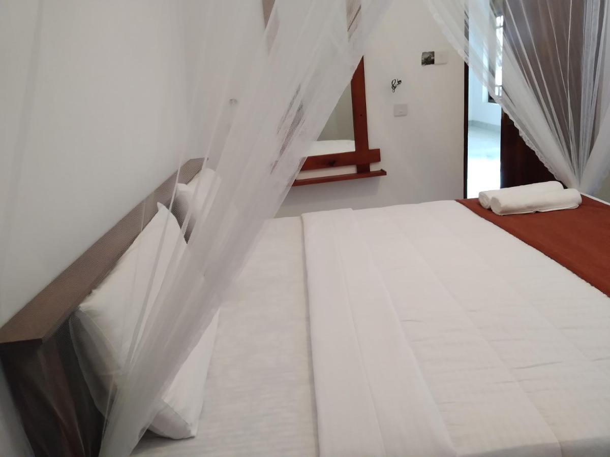 Holly House Homestay Елла Екстер'єр фото