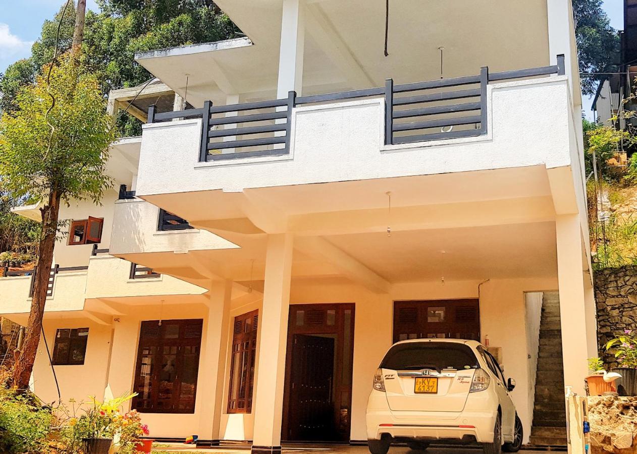 Holly House Homestay Елла Екстер'єр фото