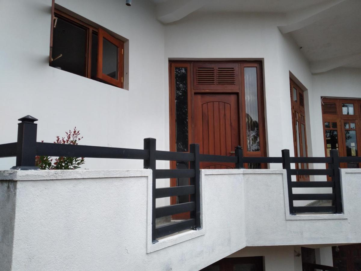 Holly House Homestay Елла Екстер'єр фото