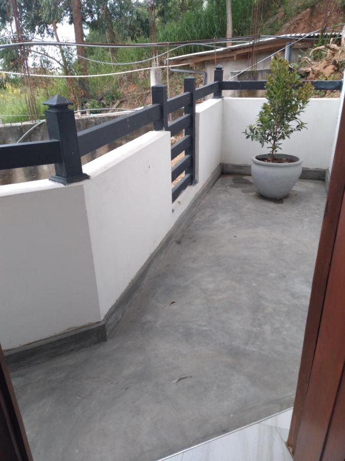 Holly House Homestay Елла Екстер'єр фото