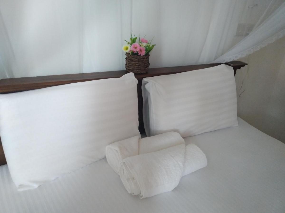 Holly House Homestay Елла Екстер'єр фото