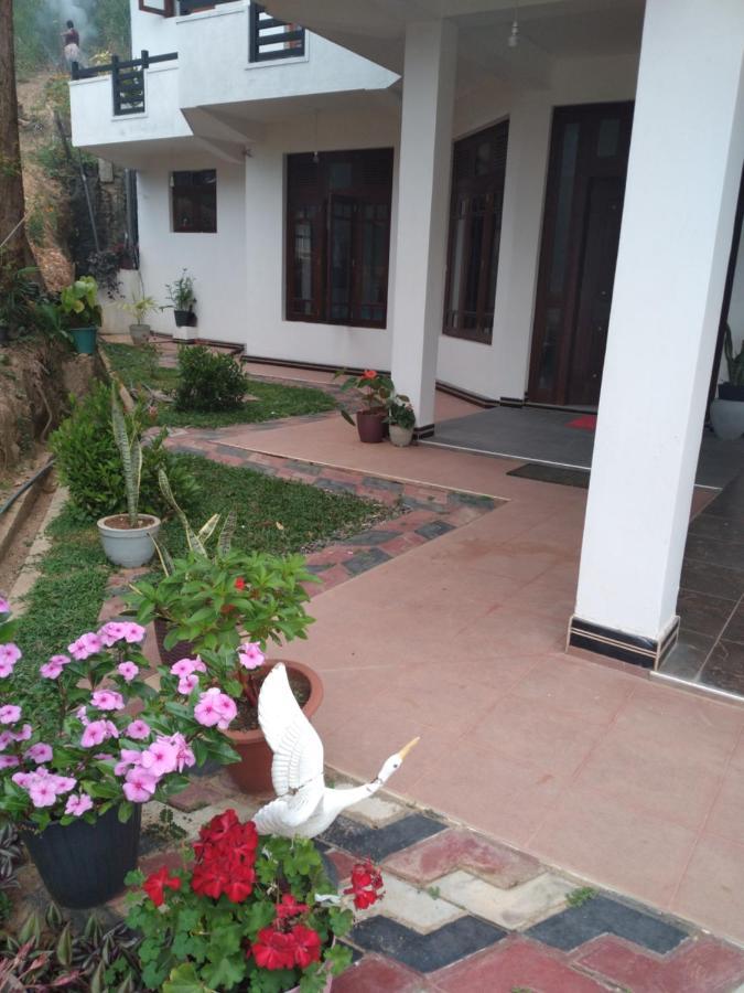Holly House Homestay Елла Екстер'єр фото