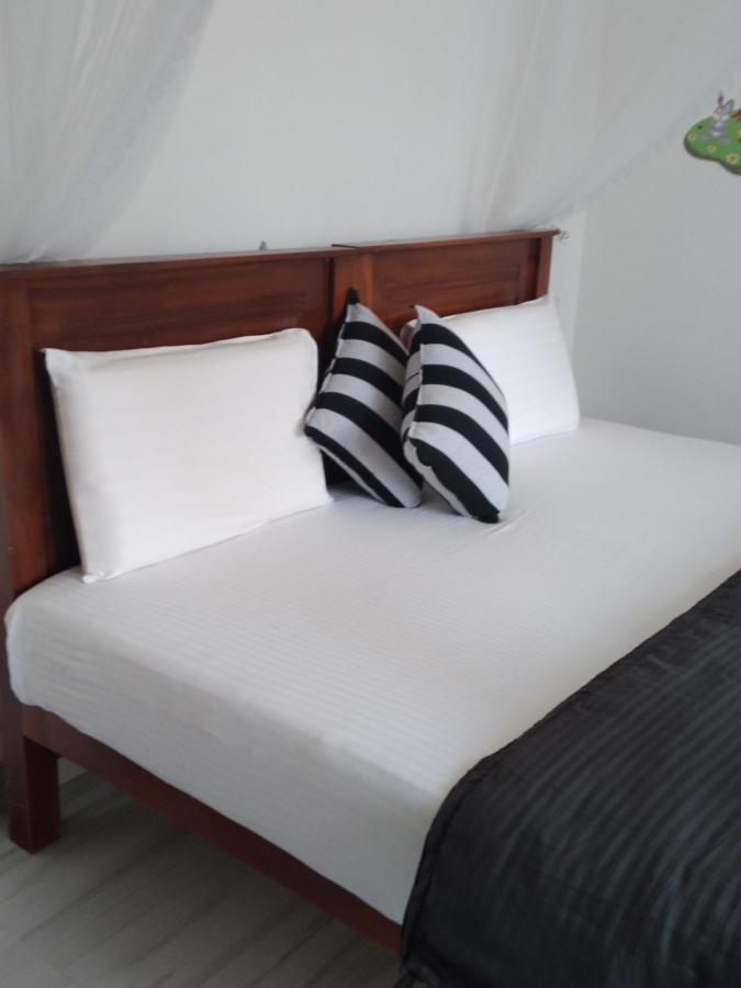 Holly House Homestay Елла Екстер'єр фото