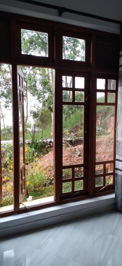 Holly House Homestay Елла Екстер'єр фото