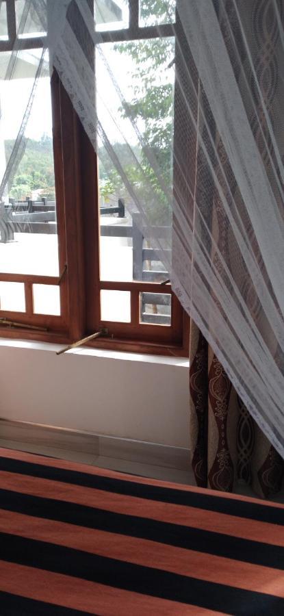 Holly House Homestay Елла Екстер'єр фото