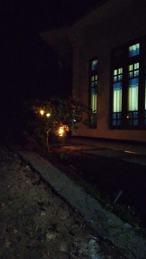 Holly House Homestay Елла Екстер'єр фото