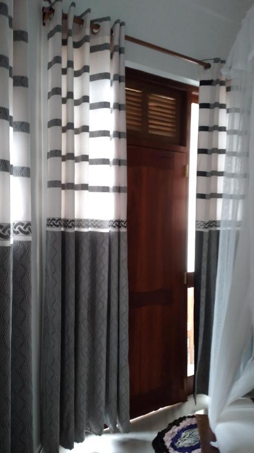 Holly House Homestay Елла Екстер'єр фото