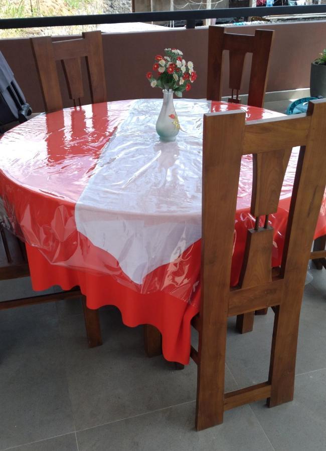 Holly House Homestay Елла Екстер'єр фото